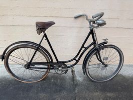 Antikes Fahrrad der Marke Adler