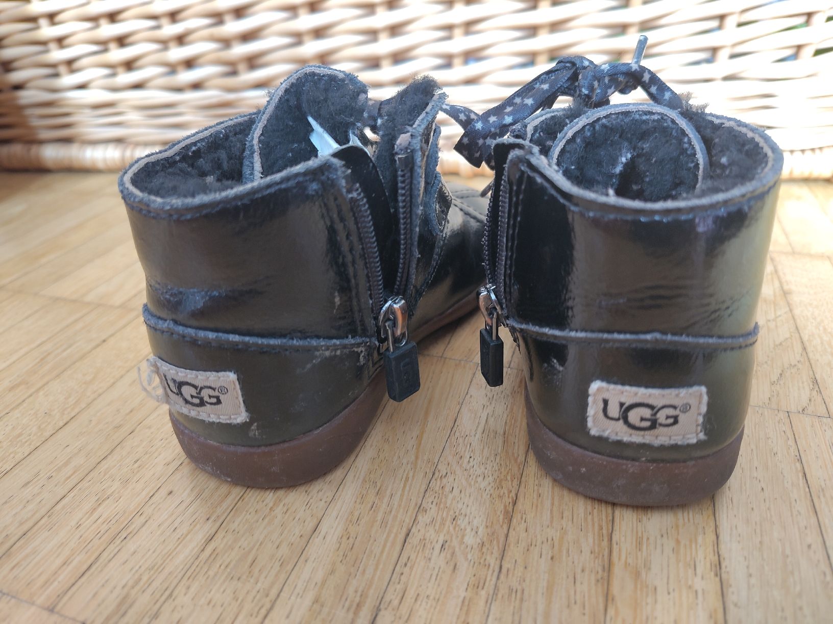Ugg Scarpe per ragazzi: Ugg Boots, Grösse 25, Schwarz Lack – Usato da Zürich venduto da Spif 2
