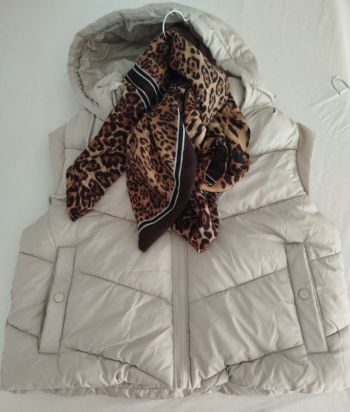 Lotti di vestiti: Ärmellose beige Jacke Kapuze 40 und Loop – Usato da Münchwilen AG venduto da Lillyfee08