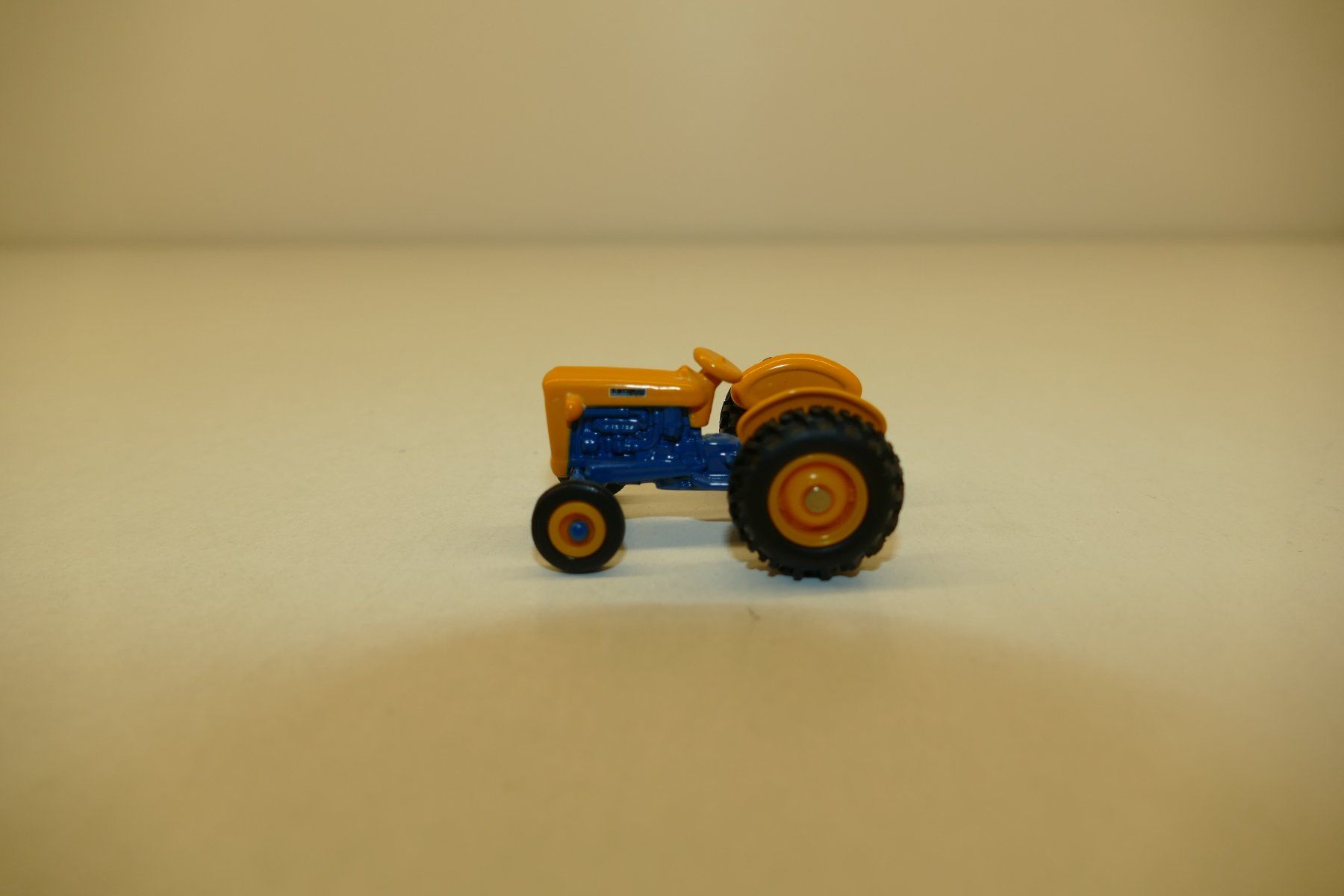 Kit di modellismo & Modellini statici: ERTL Metallmodel: Traktor blau/gelb – Nuovo (secondo la descrizione) da Niederhasli venduto da rail-duerst 1