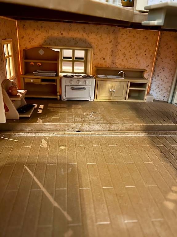 Case e mobili per bambole: Silvanian Families Stadthaus mit Dachzimmer – Usato da Sursee venduto da Sportsreh 4