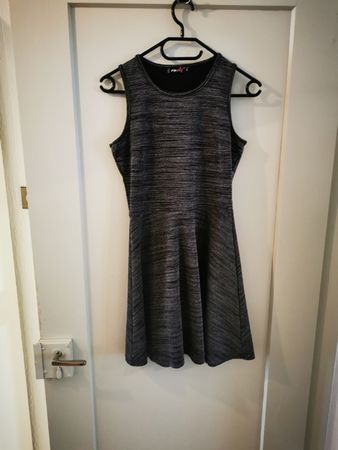 Damen Kleid grau meliert Grösse S guter Zustand