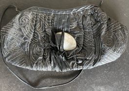 Lederhandtasche mit Muschel Detail Vintage