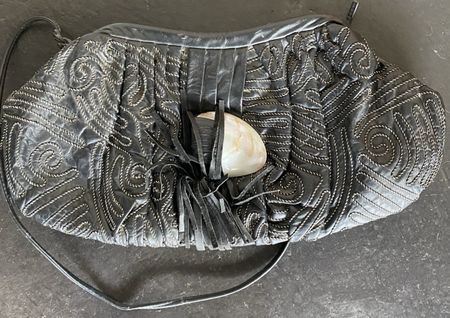 Lederhandtasche mit Muschel Detail Vintage