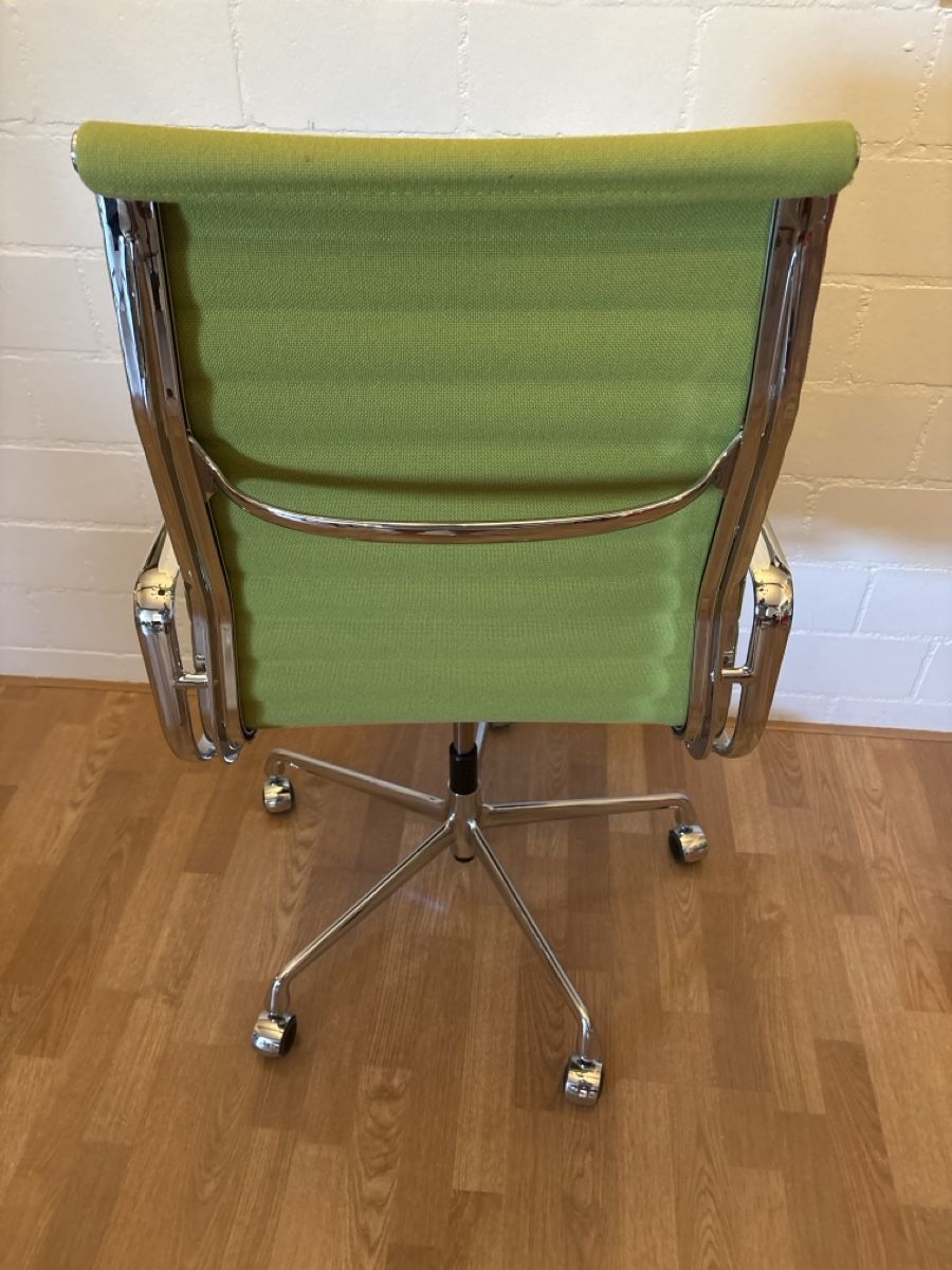 Vitra Sedie: Vitra Eames Alu Chair Hopsack Stoff grün – Usato da Basel venduto da magnummarine 4