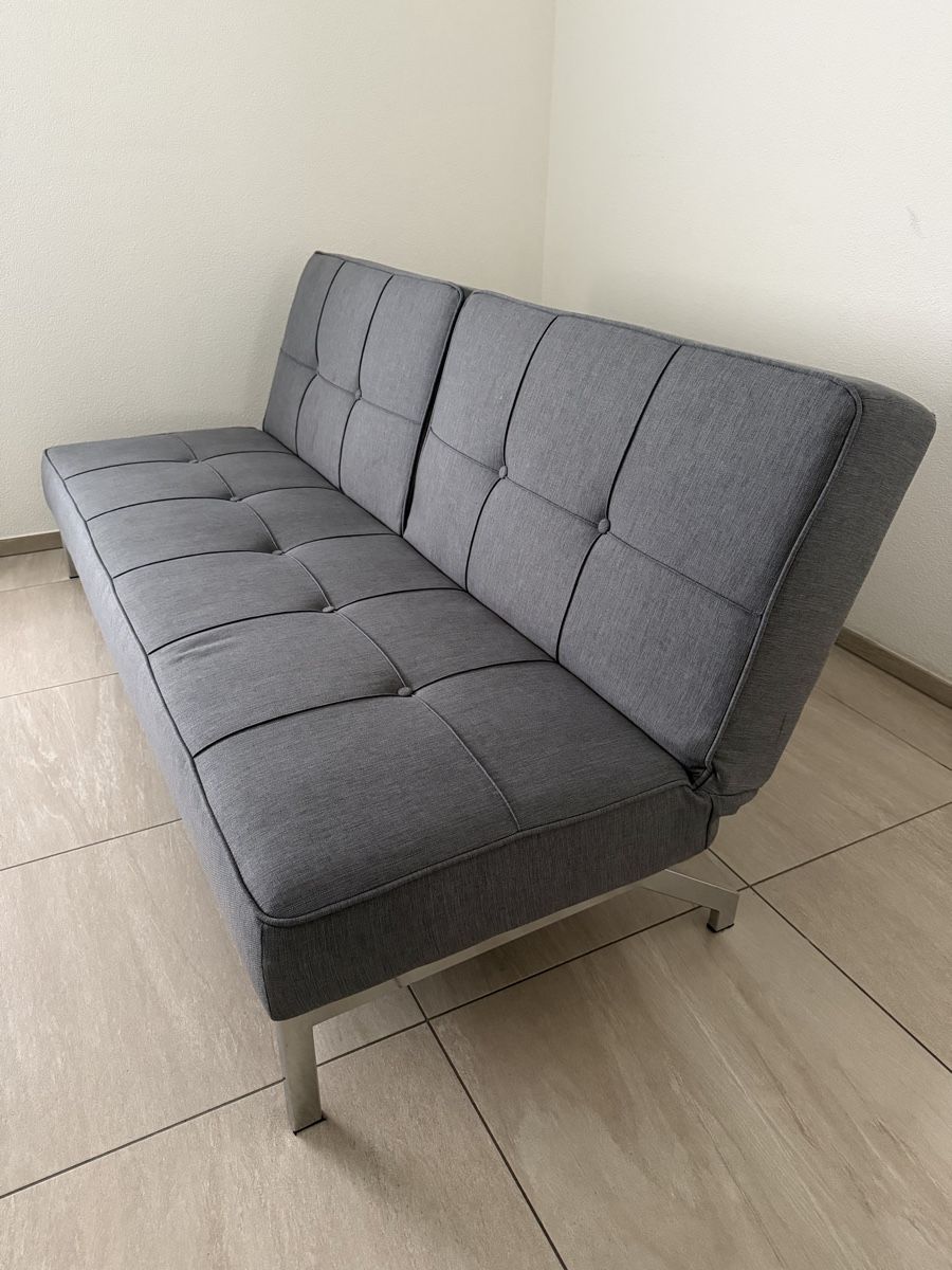 Divani: Schlafsofa grau ausklappbar mit Gebrauchsspuren – Usato da Müllheim Dorf venduto da adn_5qfp