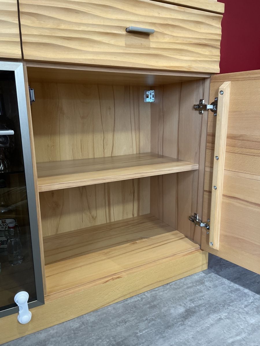 Livique Büffets: Sideboard mit Vitrine Kernbuche teilmassiv – Gebraucht aus Lutzenberg von  6
