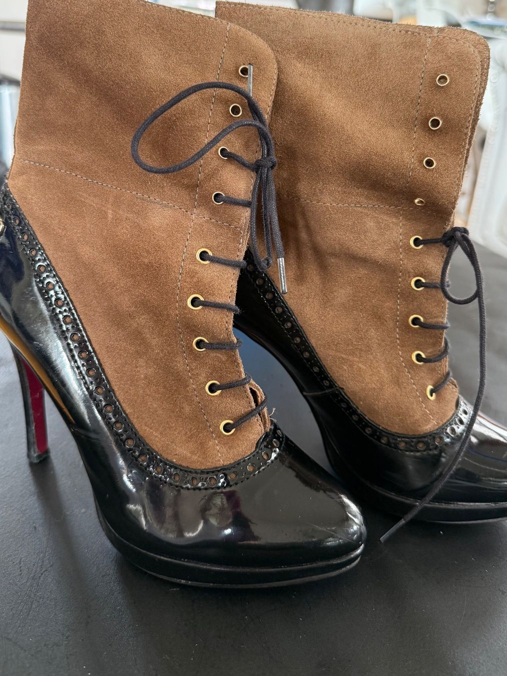 Scarpe da donna: Paire de Bottines vernis et daim – Usato da Vernier venduto da ley_yqh9 5