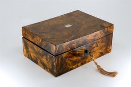 B0374 Antike kleine Biedermeier-Schatulle Nussbaum ~1840