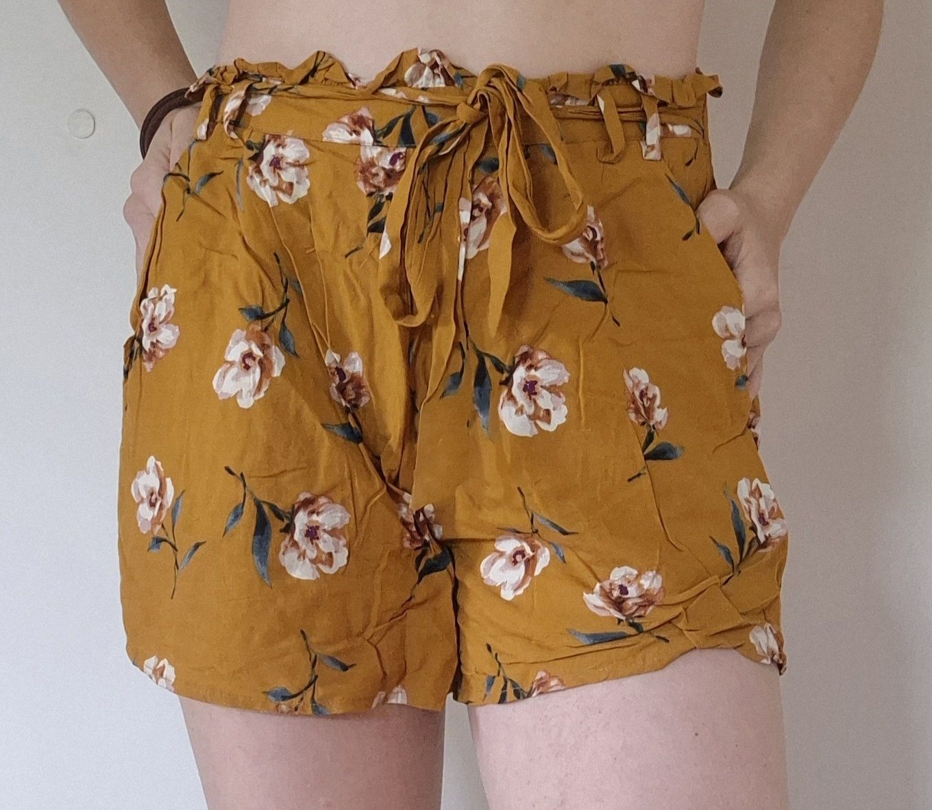 Zebra Pantaloni: Mustershorts, Sommer, Senffarben, Grösse S – Usato da Aarau venduto da murielfrei_