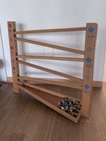 Kugelbahn aus Holz mit Murmeln
