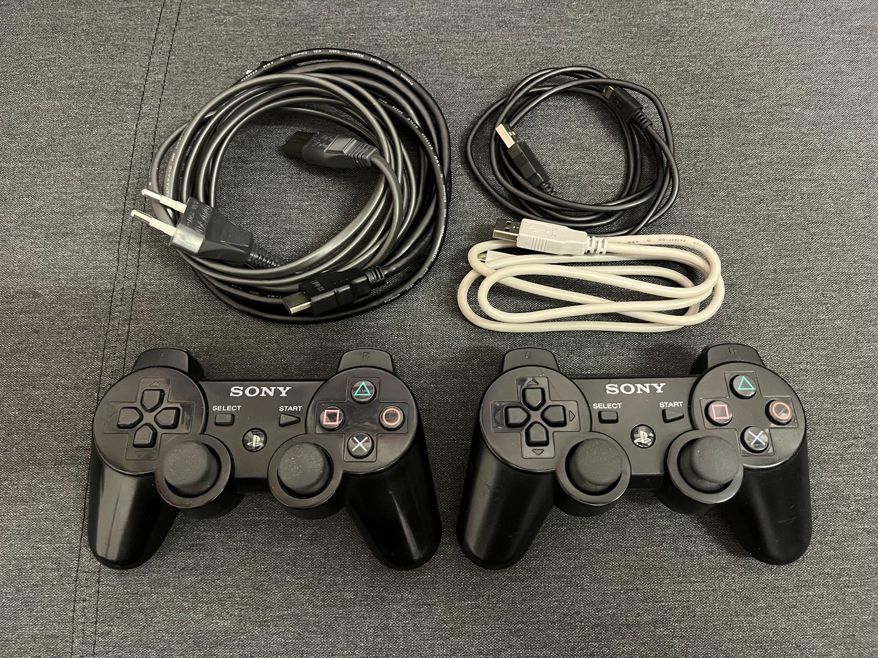 Sony Console: Sony PlayStation 3 PS3 slim Konsole mit 2 Controller & Kabel – Usato da Thalwil venduto da ranx 4