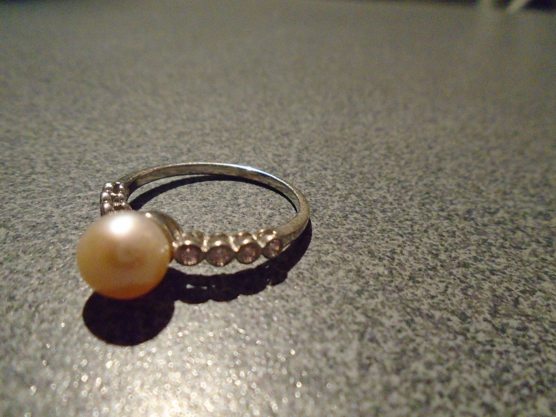 Ringe: Ring silberfarbig, Kugel eierschalenweiss – Gebraucht aus Zürich von abraxas1291
