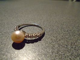 Ring silberfarbig, Kugel eierschalenweiss