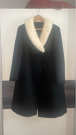 Elegante Winterjacke mit Pelzkragen, Grösse 38, Schwarz