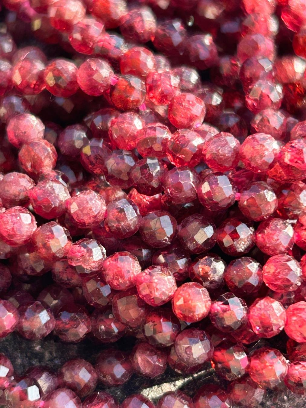 Pietre preziose: Strang echte facettierte granat Kugeln 2 mm – Nuovo e nell'imballaggio originale da Niederrohrdorf venduto da Ytobi 1