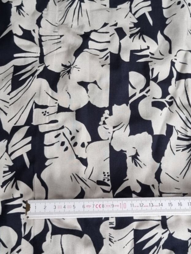Tessuti: Stoff Viscose mit Blumen Muster – Nuovo e nell'imballaggio originale da Geroldswil venduto da Agapanthus22 1