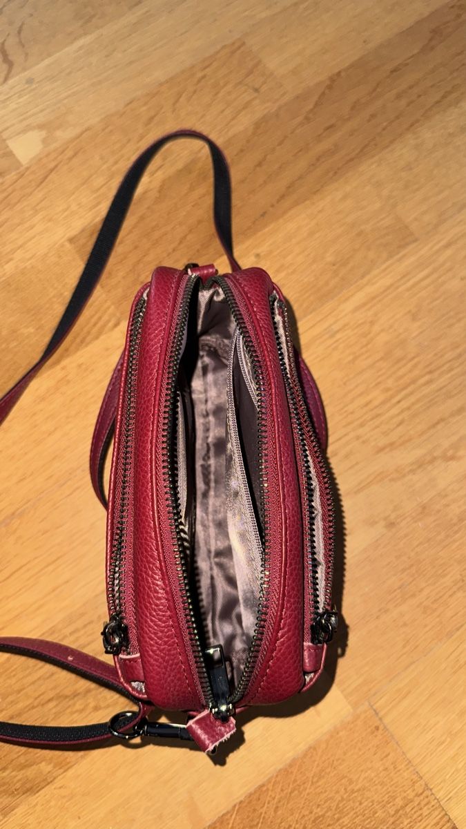Borse da donna: Schöne Echtledertasche, dunkelrot. – Nuovo (secondo la descrizione) da Gümligen venduto da morticiaaddams 2