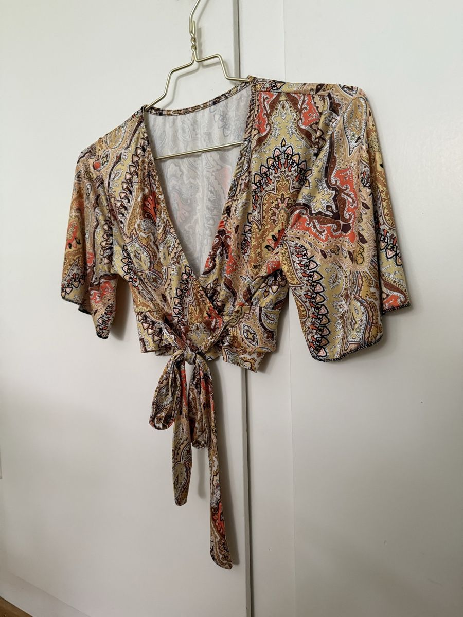 Top: Flowered crop top in beach fabric NEW – Nuovo e nell'imballaggio originale da Zürich venduto da eve_m2gr 1