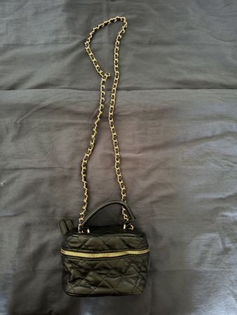 Kleine Handtasche gesteppt schwarz Gold Kette neuwertig