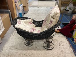Antike Puppenwagen mit Kissen und Decke, Vintage Deko