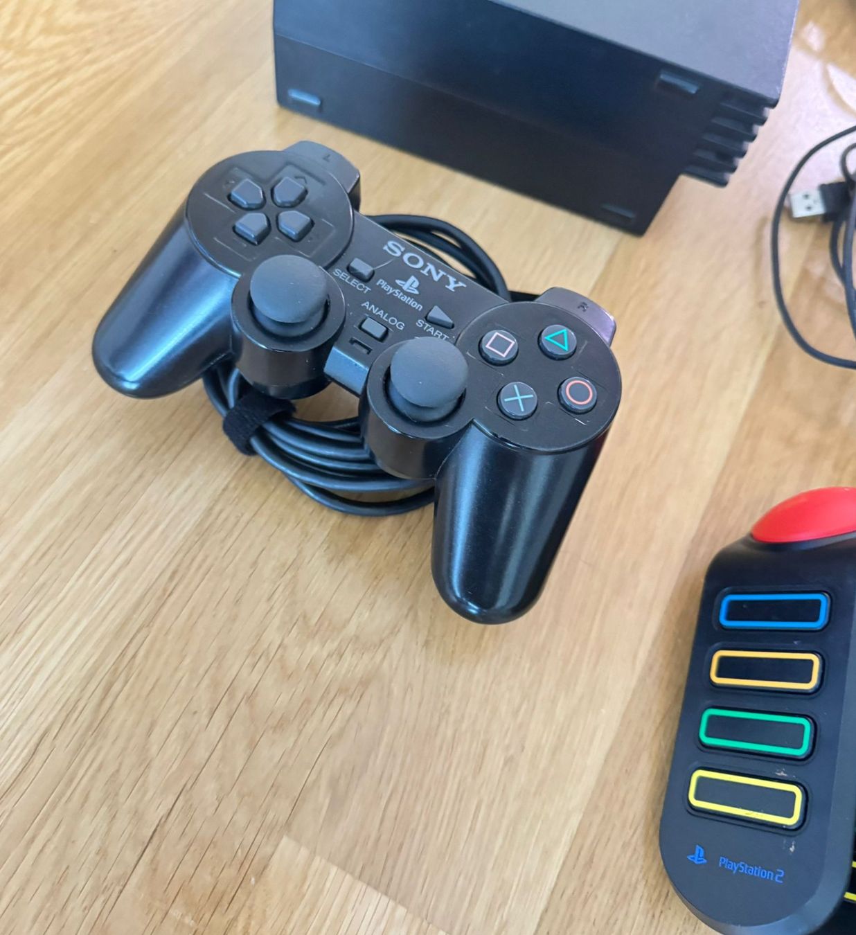 Sony Konsolen: Playstation 2 (PS2) mit Buzz! Buzzer-Controller – Gebraucht aus Herisau von Seyashop_2 2