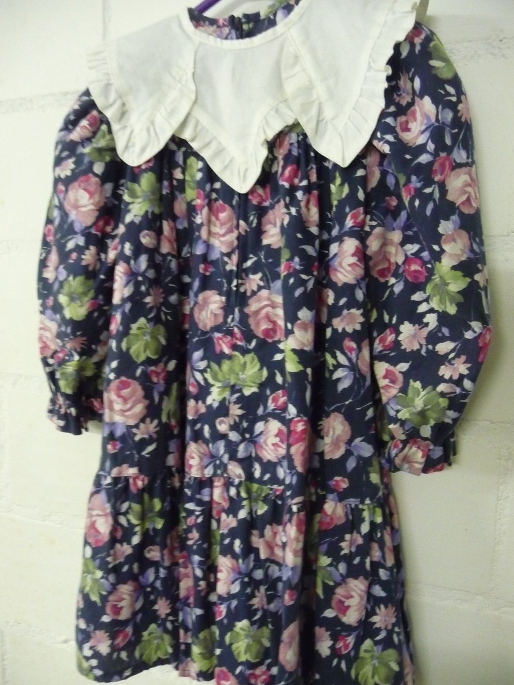 Vestiti & Gonne: Blumenkleid mit Kragen,  Gr. 104 – Nuovo (secondo la descrizione) da Kirchberg BE venduto da lavendel02 1