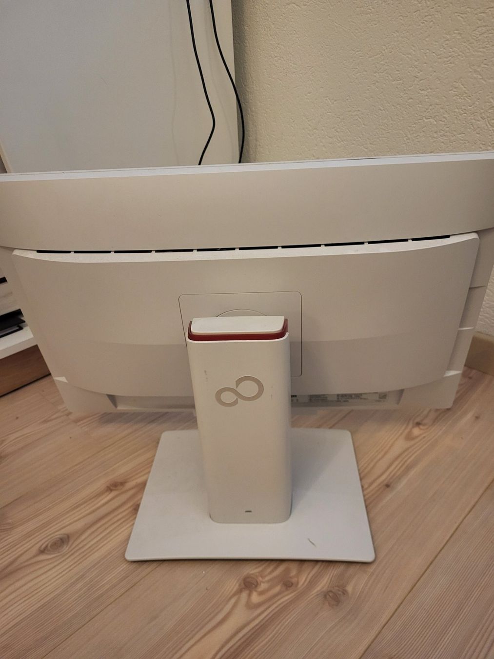 Monitore: 2x Fujitsu Monitore weiss gebraucht mit Kabeln – Gebraucht aus Kaisten von ale_92l5 2