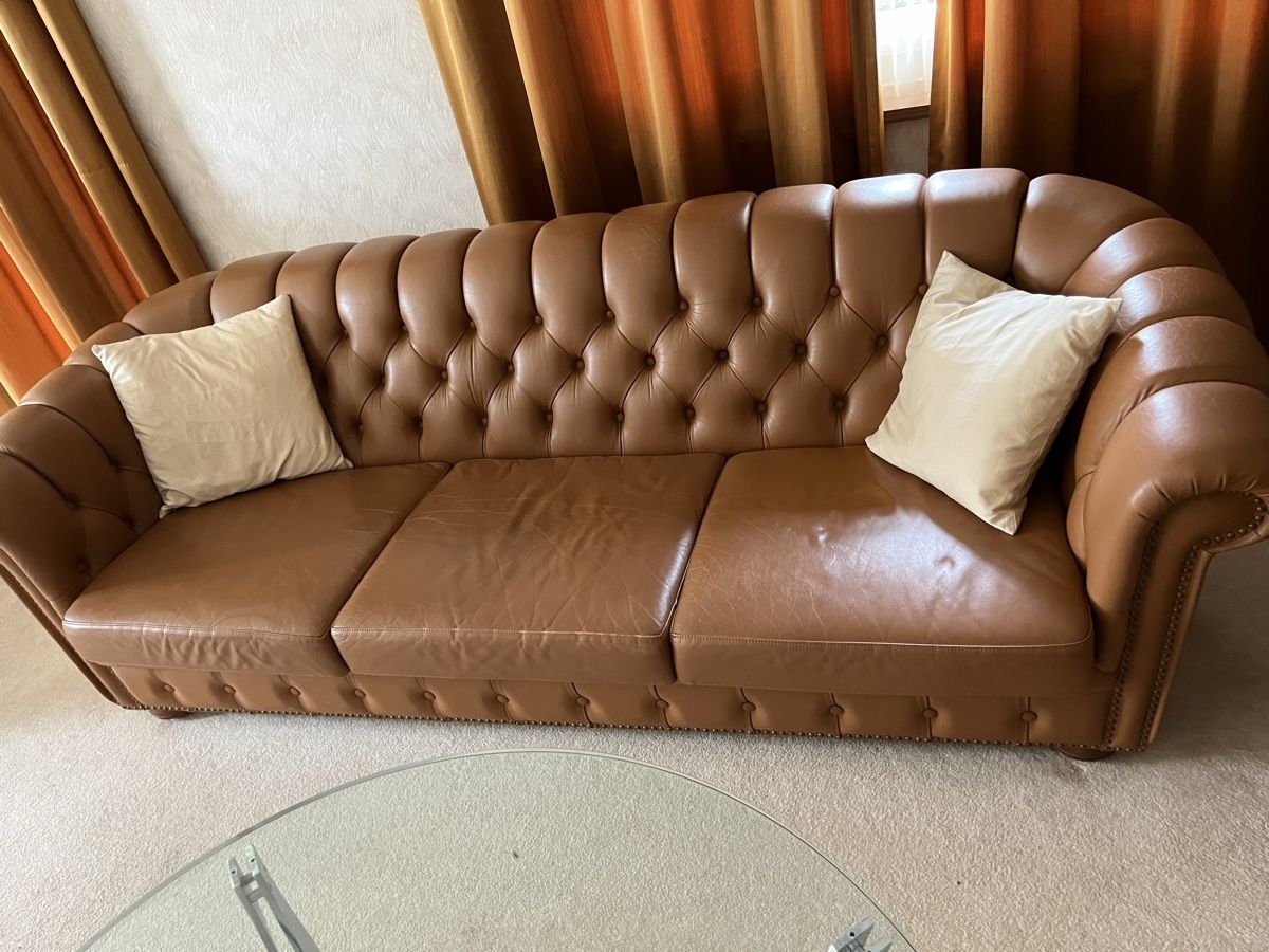 Divani: Chesterfield Balmoral style 3 seater luxury leather sofas – Usato da Zürich venduto da ajl_x6tg 2