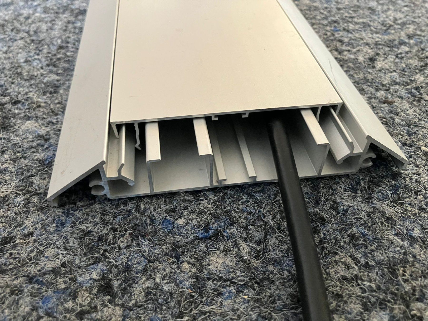 Tappetini fitness: Aufbodenkanal Floortrack Hager 2 Meter – Nuovo e nell'imballaggio originale da Bassersdorf venduto da alu_ps66 2