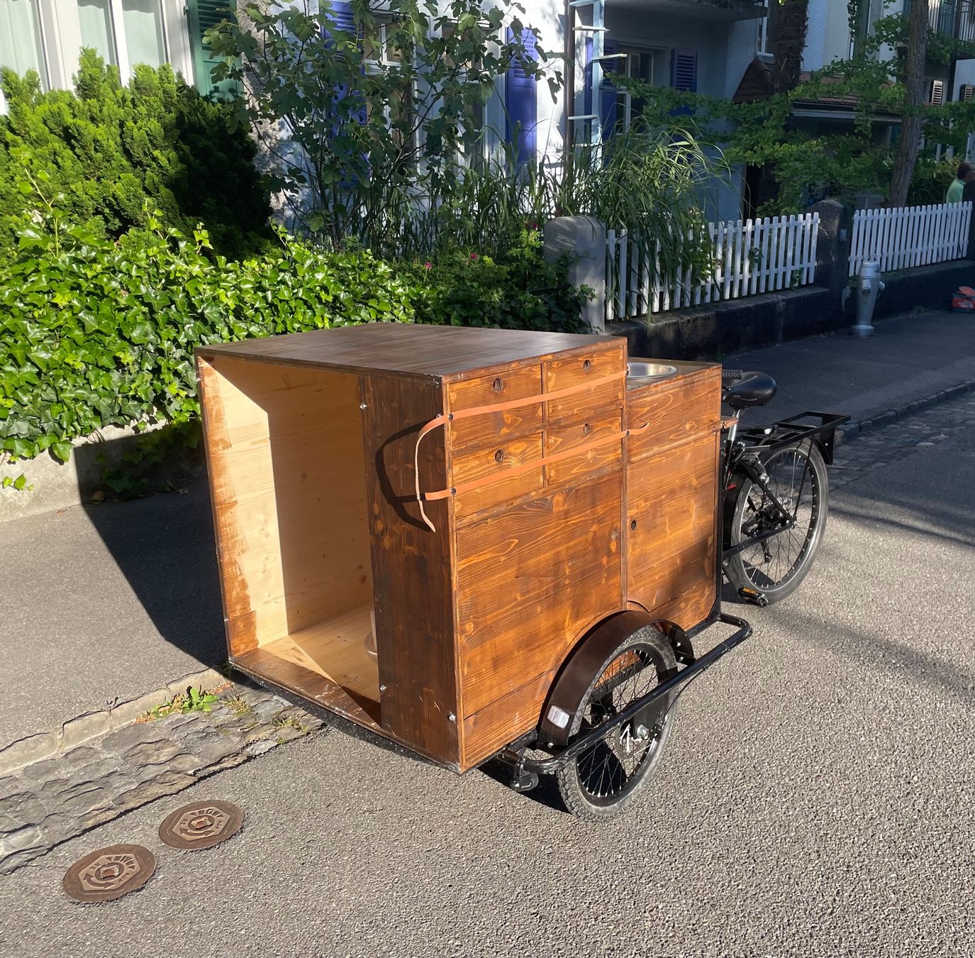 Allestimento di negozi e stand fieristici: Mobile Bar: E-Cargo Bike mit Aufbau (frisch ab Service) – Usato da Bern venduto da videgrenier_xr3 3