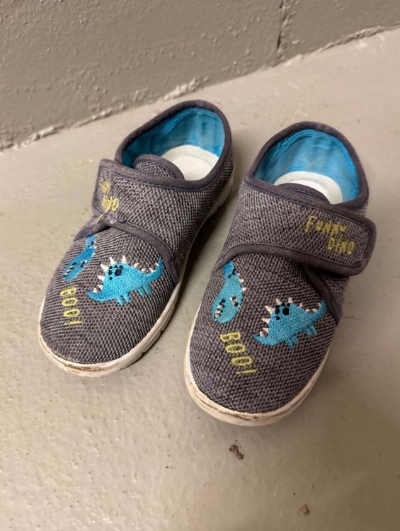 Chaussures garçon: Kinder Hausschuhe Grösse 28 – D'occasion à Zürich par zd_1965