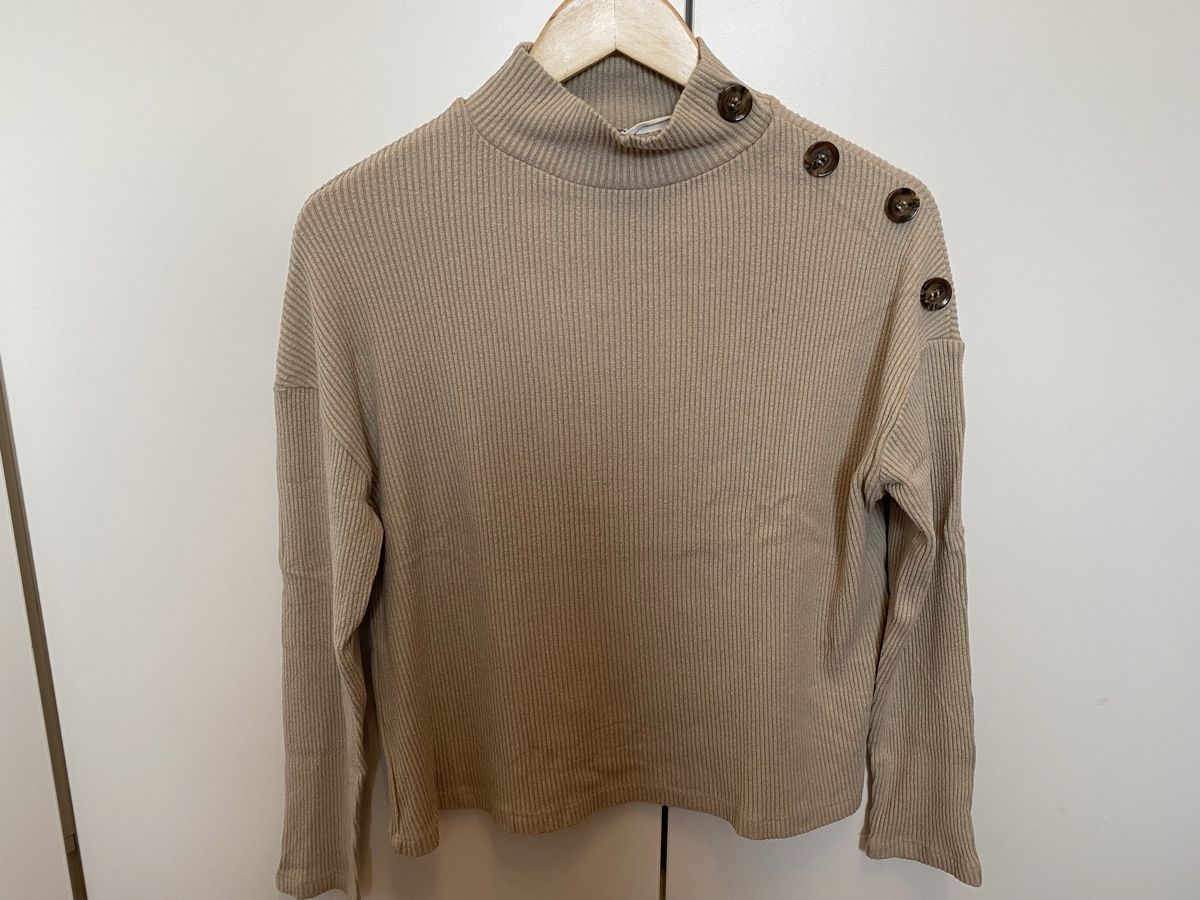 Stradivarius Pullover & Sweatshirts: Pull beige Stradivarius boutonné, taille S – Gebraucht aus Aigle von Celina28