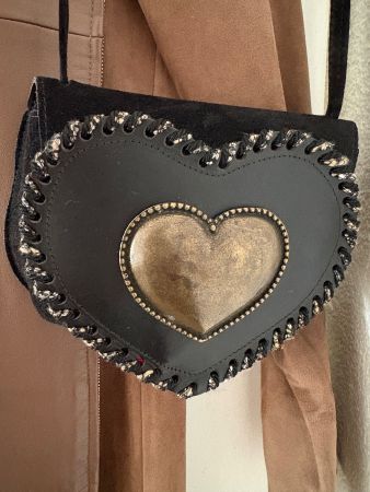 Umhängetäschli Leder schwarz, mit Herz in gold