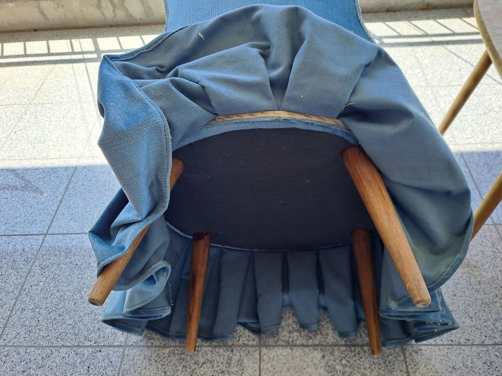 Poltrone: Fauteuil bleu velours vintage crapaud   – Usato da Fribourg venduto da Cocojim 3
