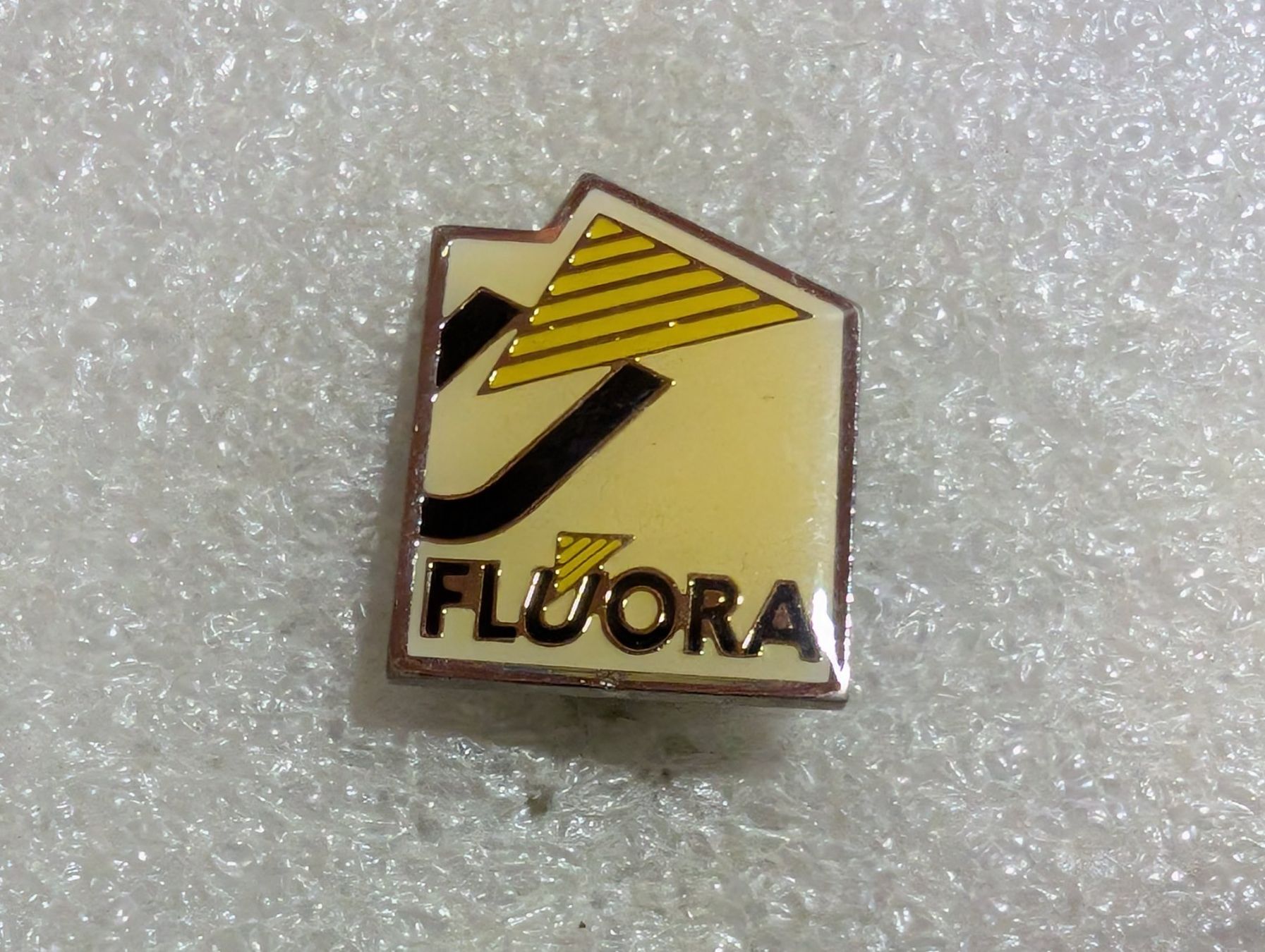 Placchette & Badge: Ansteckpin 194: Fluora – Usato da Oppligen venduto da Pin-Fall-Shop