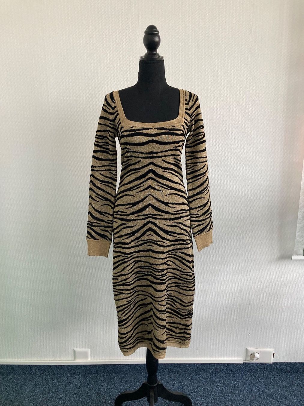 Vestiti: DUNDAS - Luxusdesigner Jacquad-Strickkleid, Grösse S – Nuovo (secondo la descrizione) da Dübendorf venduto da Blueprint1
