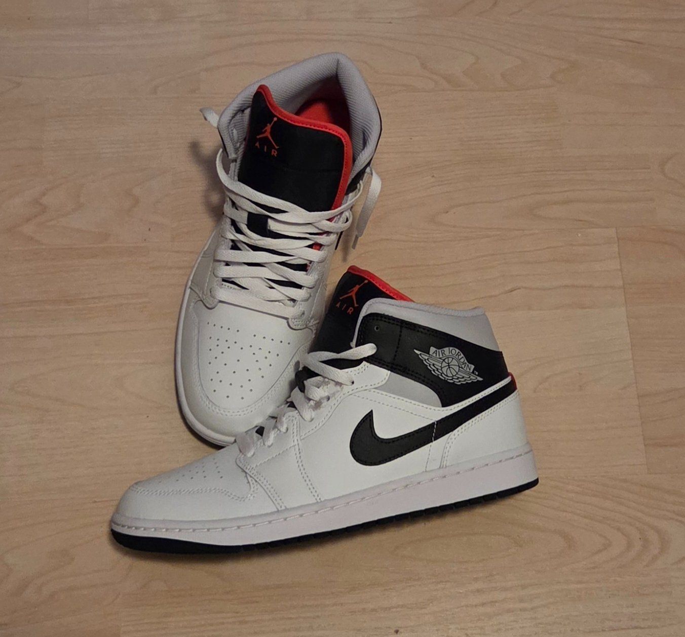 Jordan Herrenschuhe: Air Jordan 1 Mid – Neu (gemäss Beschreibung) aus Rothenthurm von nbds 1