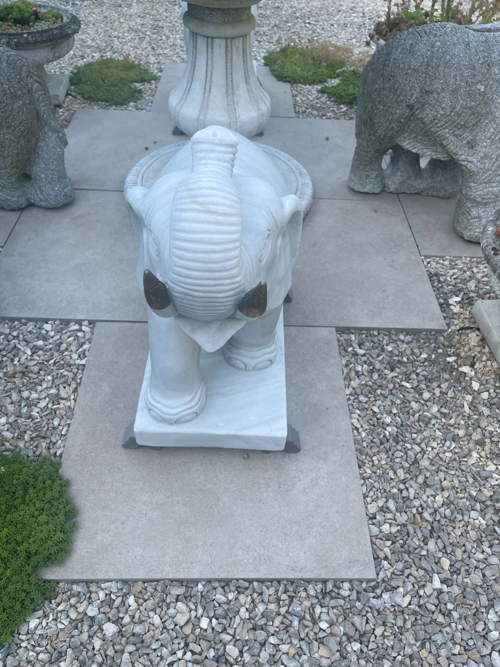 Sculture & Statue: 2x Marmor Elefanten für Garten – Usato da Stadel venduto da Supersaver
