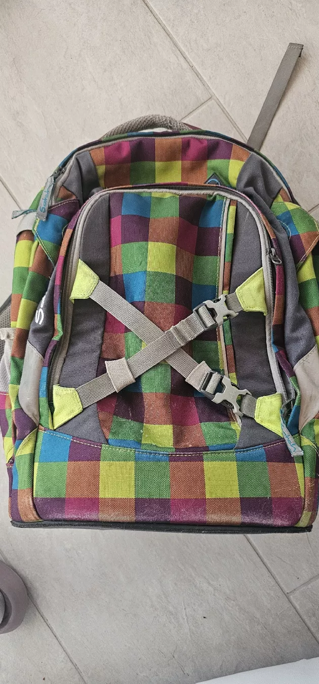 Satch Zaini: Schulrucksack Satch kariert bunt – Usato da Riva San Vitale venduto da Pollo01