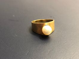 Damenring mit einer Perle aus 18 Karat Gelbgold Au 750
