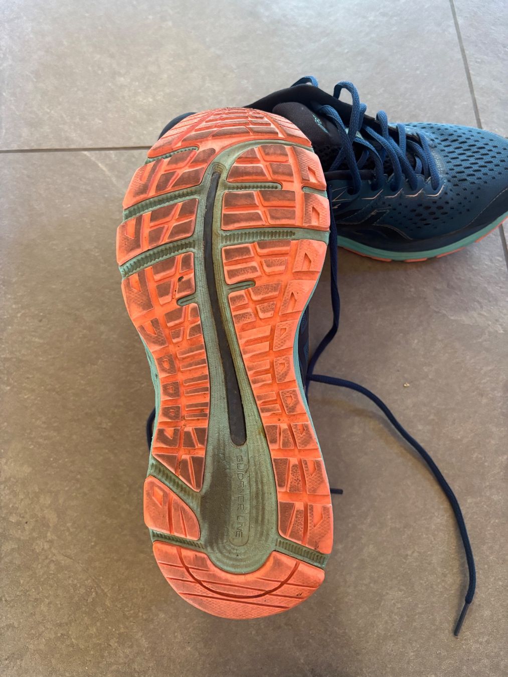 Asics Chaussures hommes: Basket ASICS Gel Cumulus – Neuf (Voir description) à Basse-Nendaz par Oliviavia 2