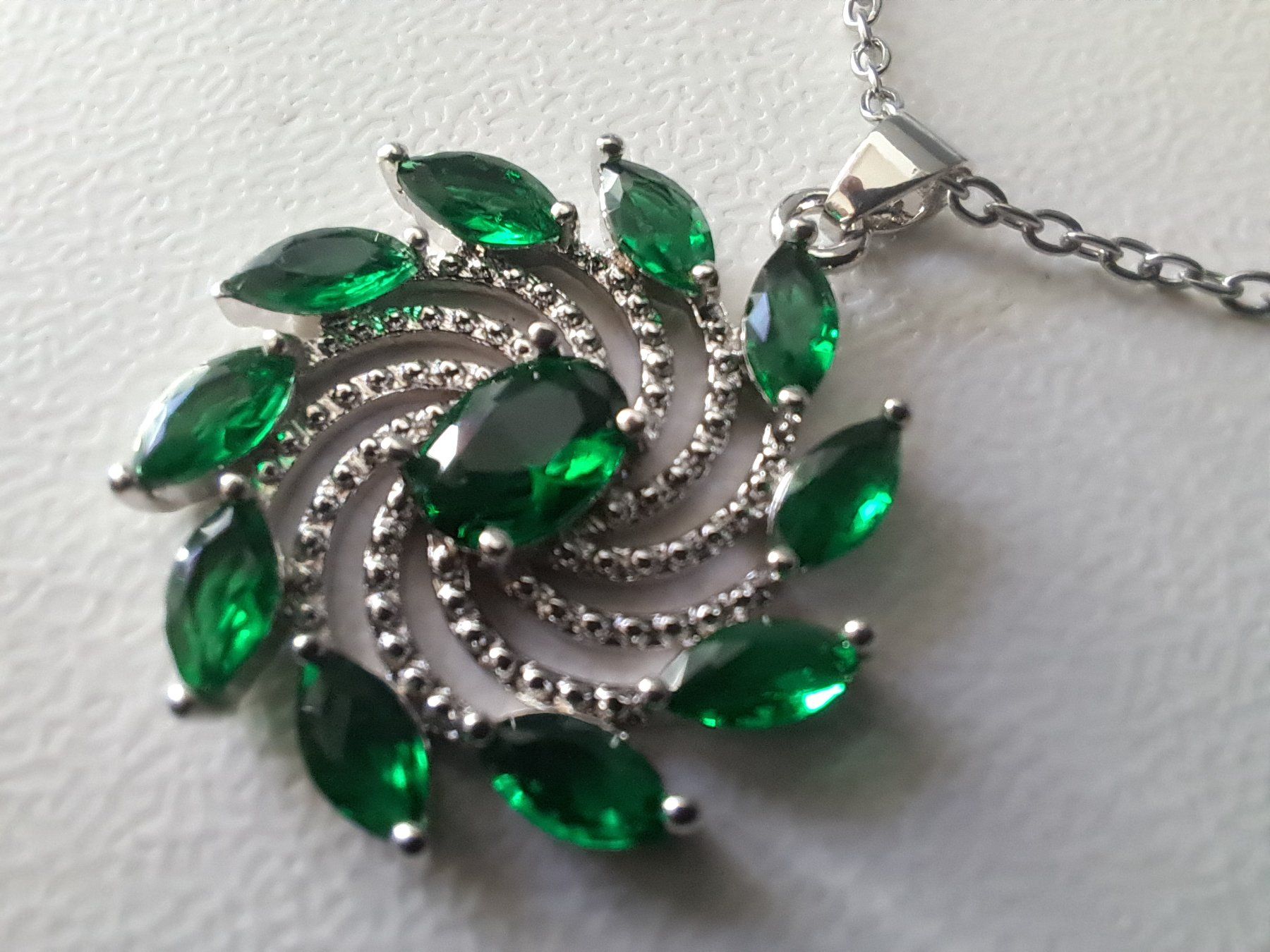 Catenine: Collier avec pendentif en forme de fleur – Nuovo e nell'imballaggio originale da St-Imier venduto da supernova21