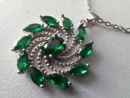 Collier avec pendentif en forme de fleur