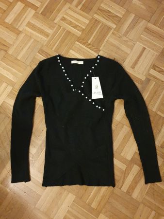 Neuer schwarzer Pullover