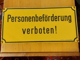 Gelbes antikes Schild - Personenbeförderung verboten!