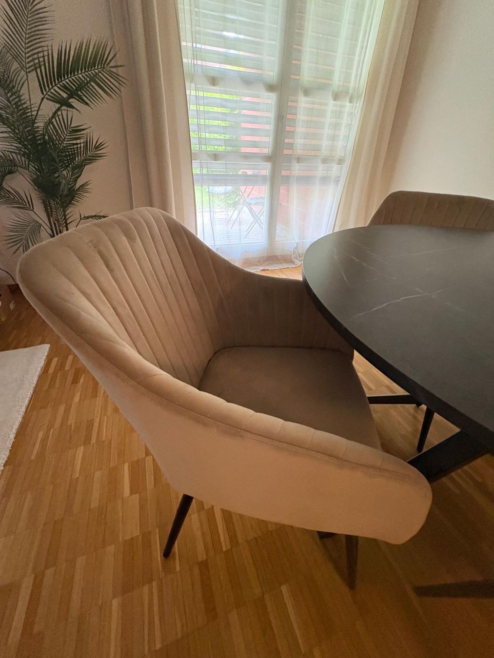 Set di tavolo e panche: Runder Tisch und 4 Stühle – Usato da Dübendorf venduto da hoe_xjg8 1