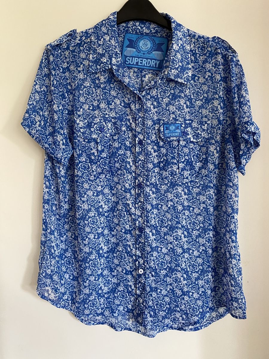 Superdry Camicette: Superdry Bluse blau weiss Blumenmuster Gr. M – Nuovo (secondo la descrizione) da Hünenberg venduto da a.u.849