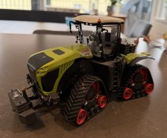 WIKING CLAAS Xerion 5000 TRAC TS im Maßstab 1:32 