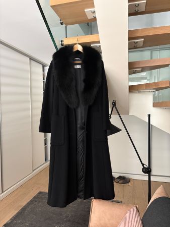 Manteau long noir Max Mara avec col en fourrure. Taille 38